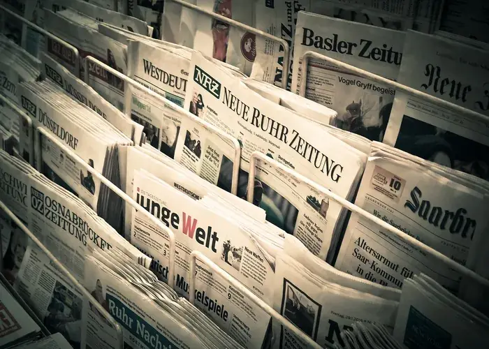 Jornais expostos em banca, representando backlink em portal de notícias DA 65+