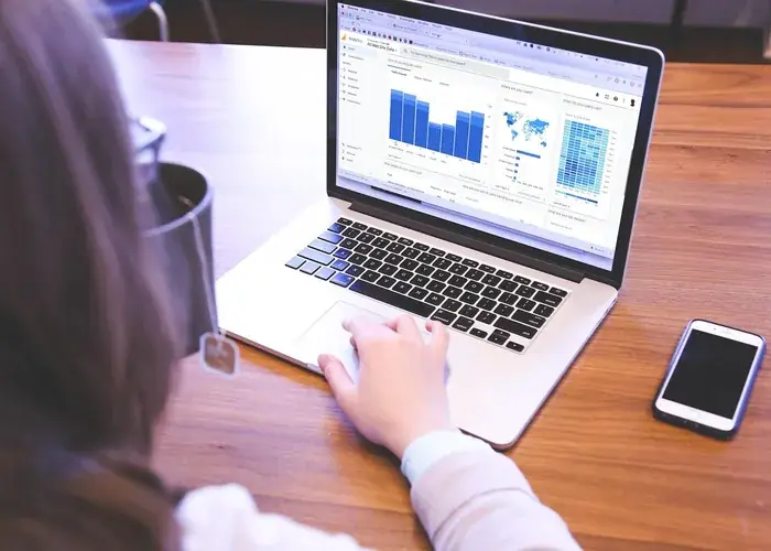 Notebook com painel de métricas de tráfego, representando o pacote de 3 backlinks DA 60+